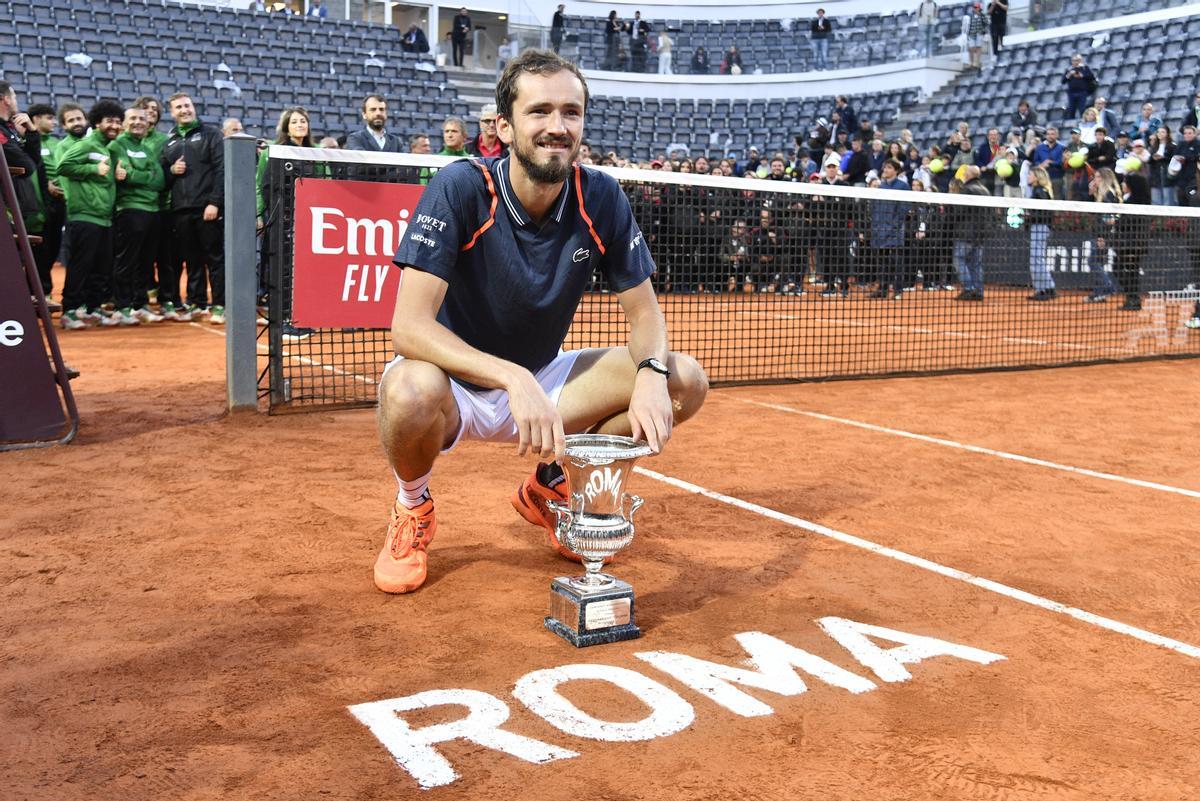 Medvedev posa con el trofeo de campeón del Masters 1.000 de Roma.