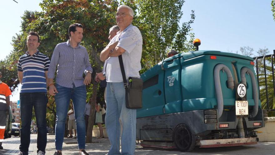 El alcalde, el edil y el presidente del barrio Las 300 durante la presentación de la fregadora