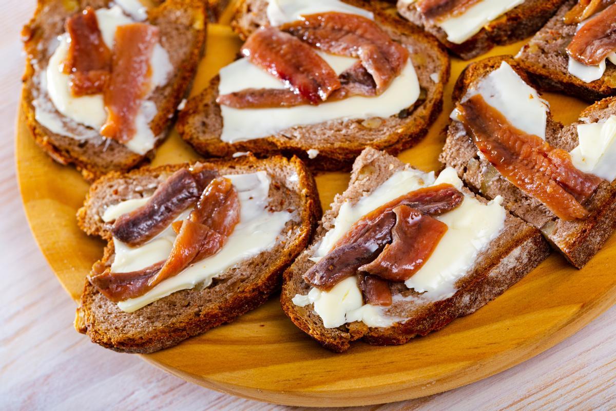 Un canapé de anchoa y queso. Añadiéndole la mezcla del queso y los palitos de cangrejo quedará delicioso.