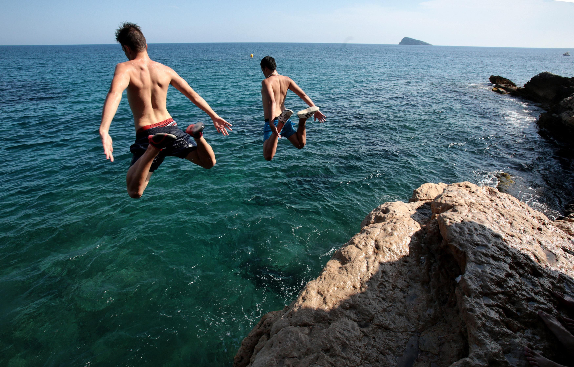 El agua en esta cala de Benidorm es templada, limpia y agradable para la inmersión.