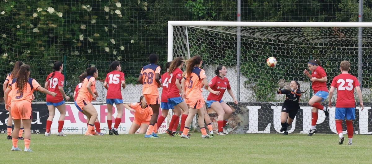 Una acción durante el partido entre el Gijón Femenino y el Barça C, ayer en La Cruz