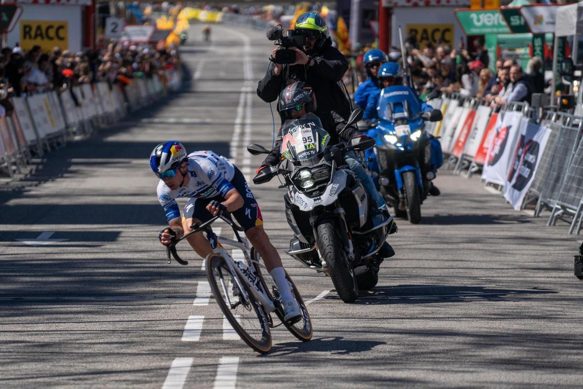 Roglic rueda en solitario hacia la victoria.