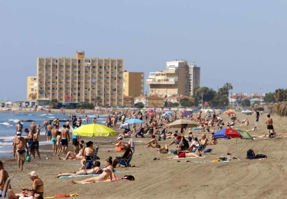 Los malagueños se lanzan a la playa