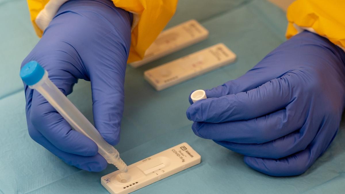 Una sanitaria atiende a una mujer durante las pruebas de cribado de covid-19 con test de antígenos.