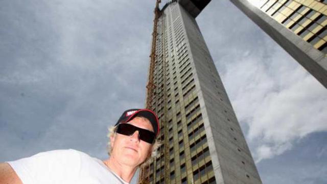 El expiloto Álvaro Bultó, ayer, ante las torres desde las que hoy tienen previsto saltar al vacío.