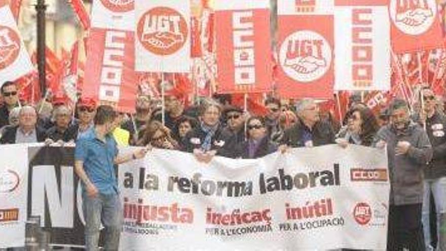 Miles de castellonenses protestan en la calle por la reforma laboral