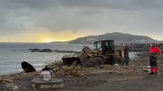 Cientos de migrantes regresan a la playa de El Trampolín de Ceuta tras las labores de limpieza