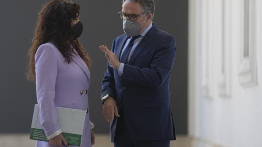 Rocío Ruiz y Elías Bendodo, ayer tras el Consejo de Gobierno.