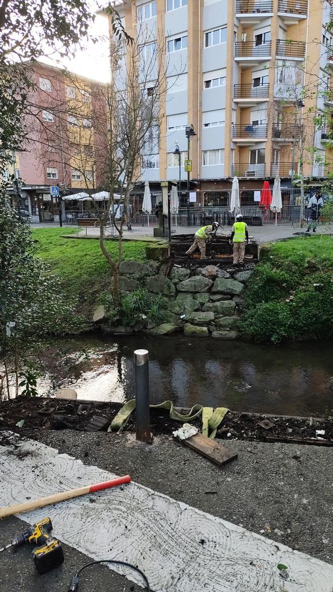 Montaje del nuevo puente de La Serrería