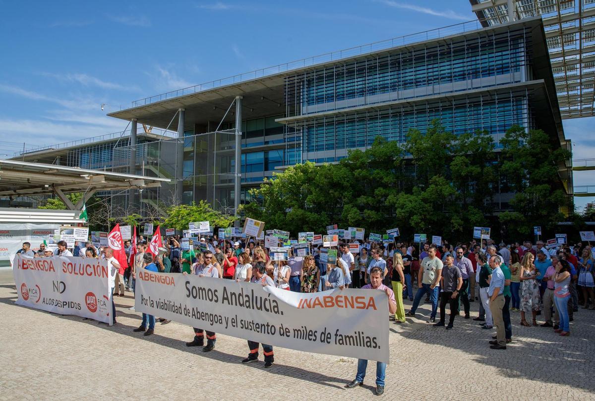 Los trabajadores de Abengoa, durante una concentración en Sevilla, en una fotografía de archivo. EFE/Julio Muñoz