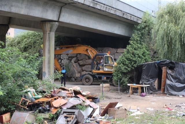 El Ayuntamiento de Oviedo desaloja las chabolas de La Malata