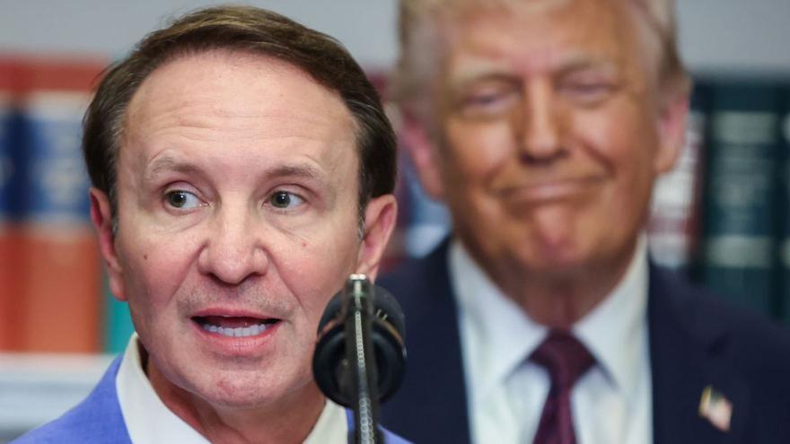 El governador de Louisiana, Jeff Landry, nomenat enviat especial per a Groenlàndia, durant la seva compareixença pública de diumenge, amb el president Donald Trump a la seva esquena. | SAMUEL CORUM / EFE
