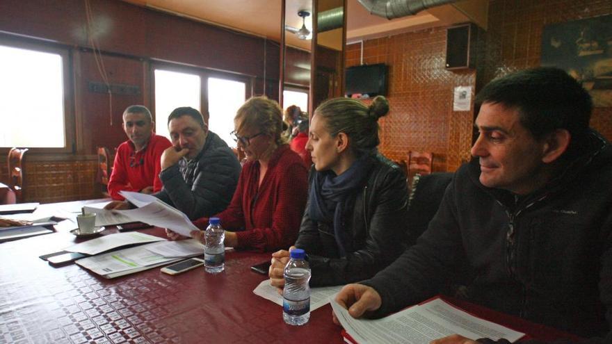 Representantes de las secciones sindicales de FeSP-UGT y CC OO de A Estrada en una rueda de prensa, en marzo.