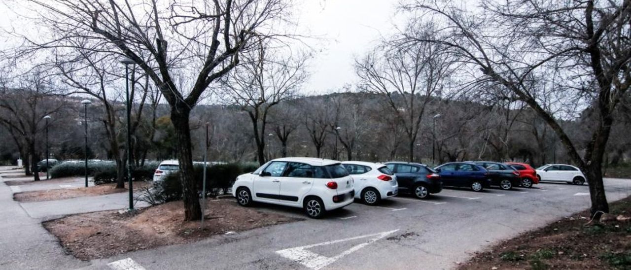 Vehículos estacionados en la plataforma del aparcamiento en superficie del parque que ahora se pretende ampliar.