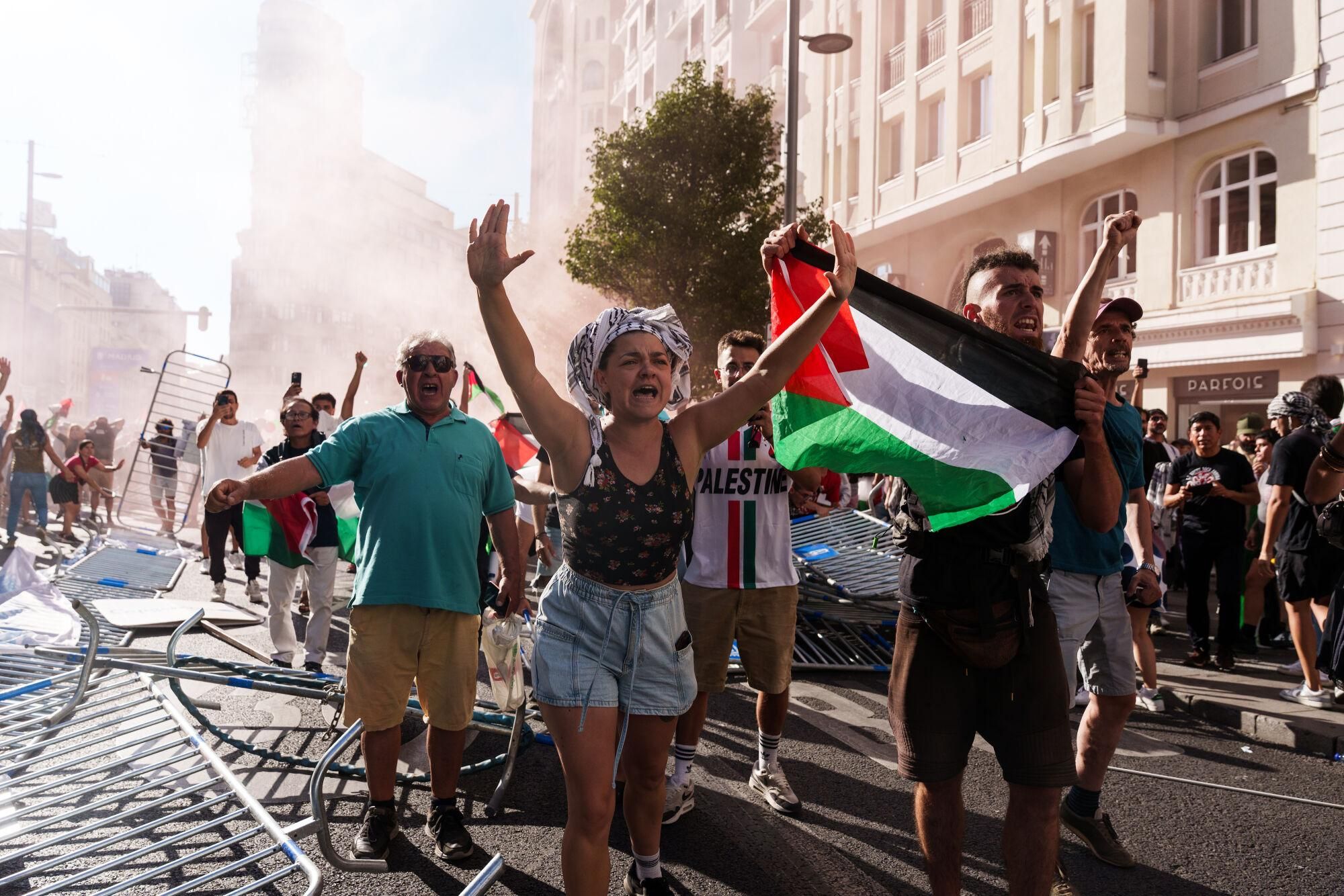 Varias personas con banderas de Palestina irrumpen la Gran Vía antes de pasar la etapa 21 de la Vuelta Ciclista a España, en la plaza de Callao, a 14 de septiembre de 2025, en Madrid (España). La Vuelta Ciclista a España pone hoy en Madrid el punto y final a una 90 edición de la ronda española marcada por las protestas en apoyo del pueblo palestino. La etapa final ha comenzando en la localidad de Alalpardo y finaliza en Cibeles con un recorrido de 106 kilómetros. 14 SEPTIEMBRE 2025;PALESTINA;CICLISMO;VUELTA CICLISTA;ESPAÑA;PIXELADA Matias Chiofalo / Europa Press 14/09/2025. Matias Chiofalo;