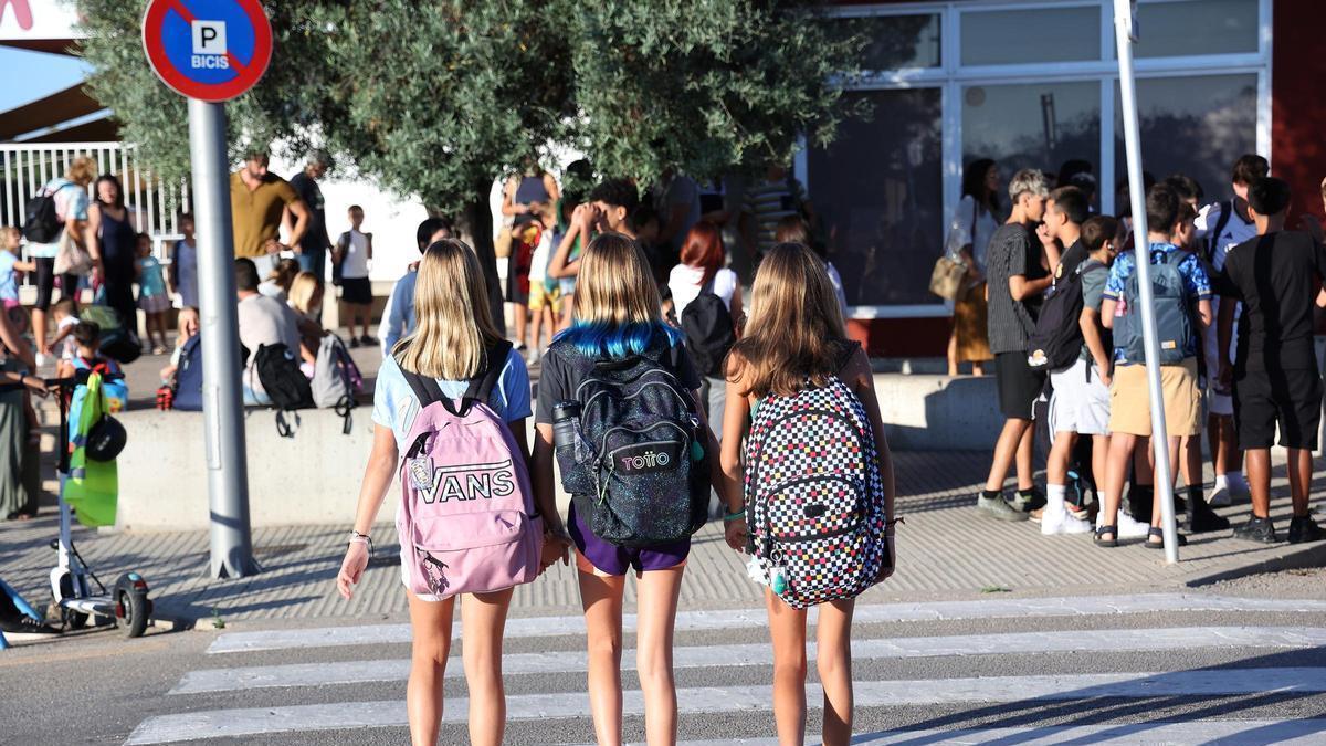 Archivo - Varias niñas el primer día de inicio del curso escolar, en la Escuela Aula Balear, a 11 de septiembre de 2024, en Palma de Mallorca, Mallorca, Baleares (España).