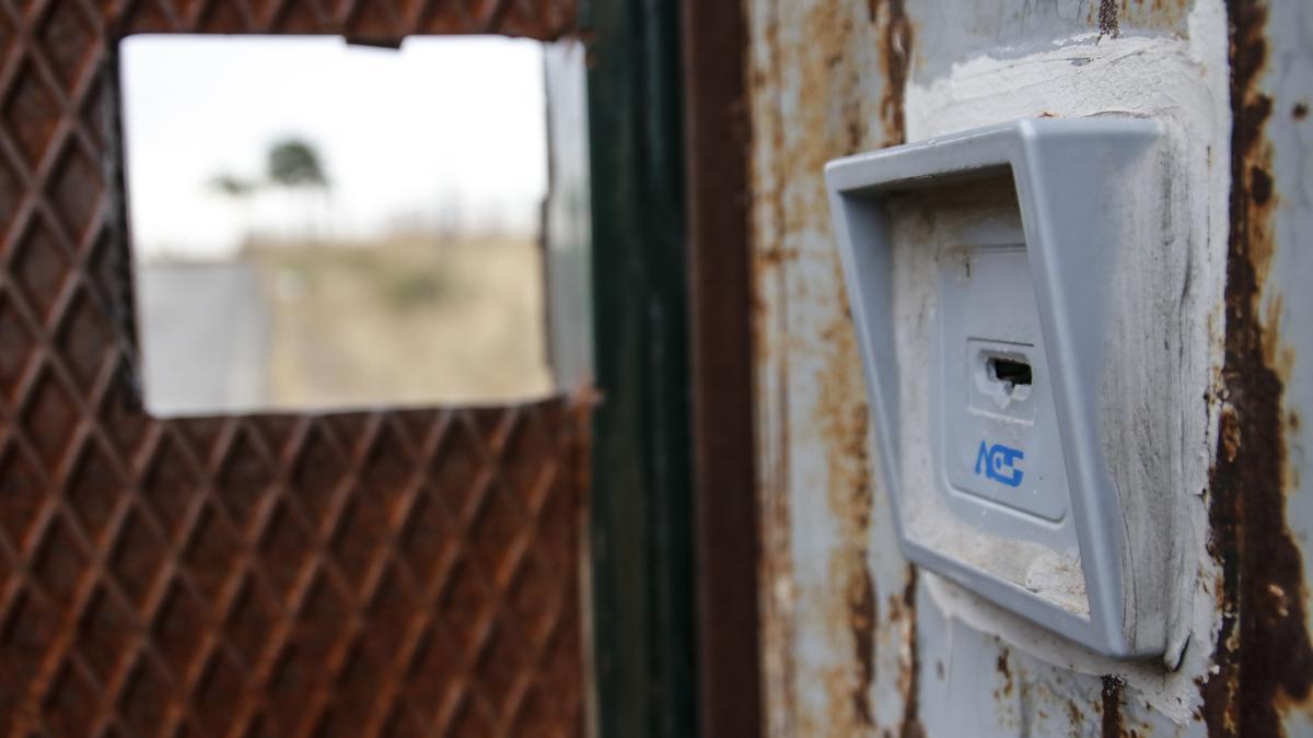 Ni llamador, ni sistema eléctrico en la entrada.