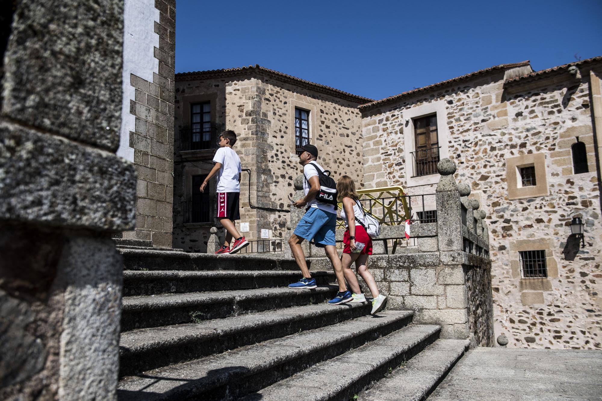 Fotogalería | Así disfrutan los turistas de la belleza de Cáceres