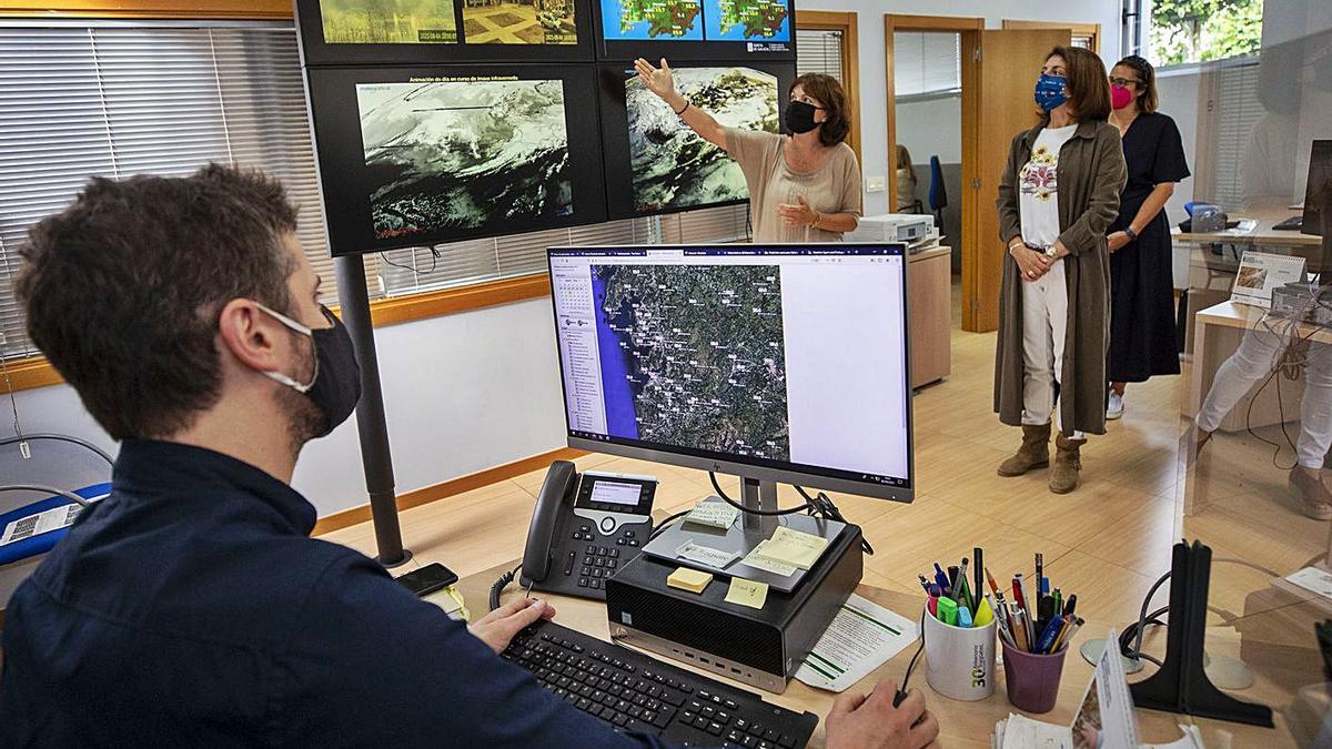 La conselleira de Medio Ambiente, Angeles Vázquez, ayer, en las instalaciones de MeteoGalicia. |   // FDV