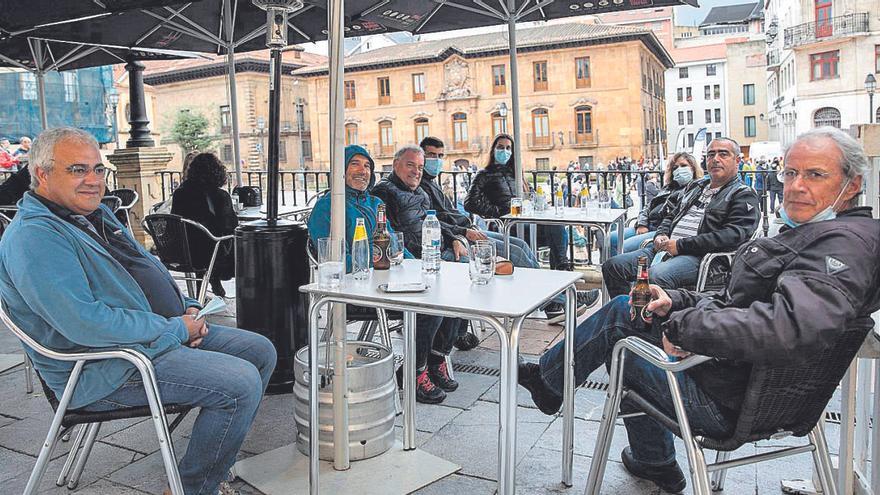 Un grupo de turistas portugueses, en dos mesas en la plaza de la Catedral. Por la izquierda, Luis Brito, Pedro Costa, Ernani Silva, Felipe Ferreira, Adriana Vasconcelos, Sofía Márquez, Luis Bombeiro y Fernando Noroña.