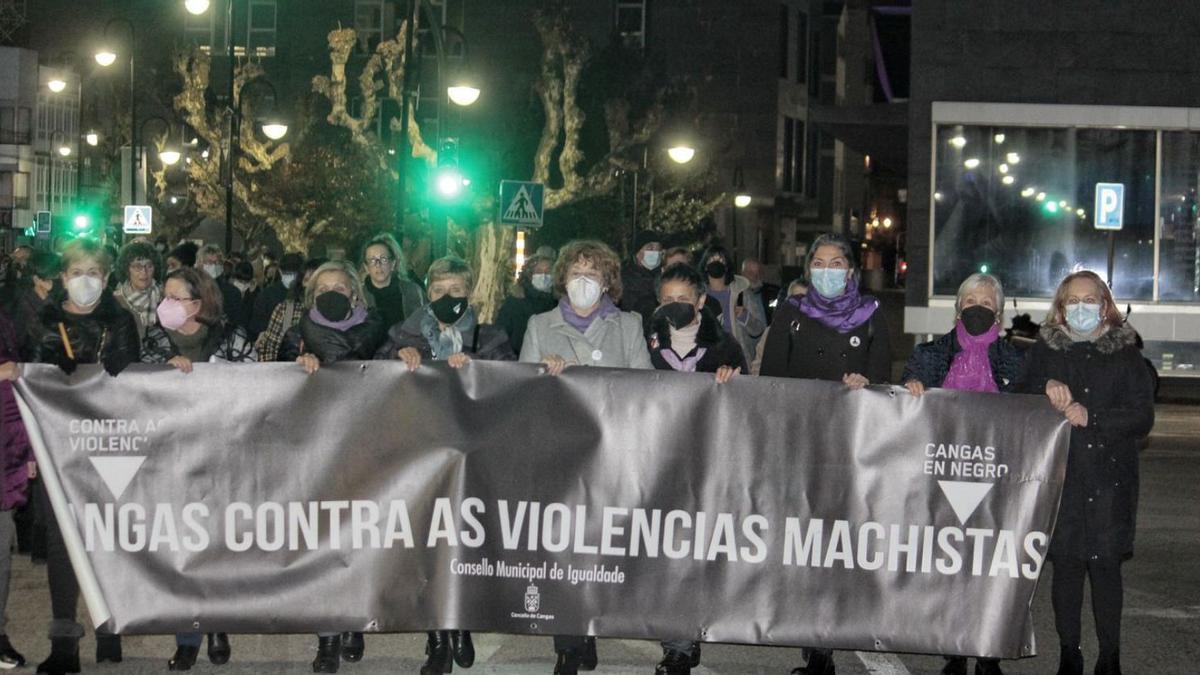 La alcaldesa de Cangas (tercera dcha.) con ediles y representantes políticos en la manifestación contra las violencias machistas.. |   // S.Á.