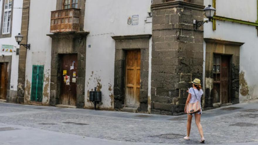 Un pirómano quema en Vegueta y la Vega de San José siete contenedores