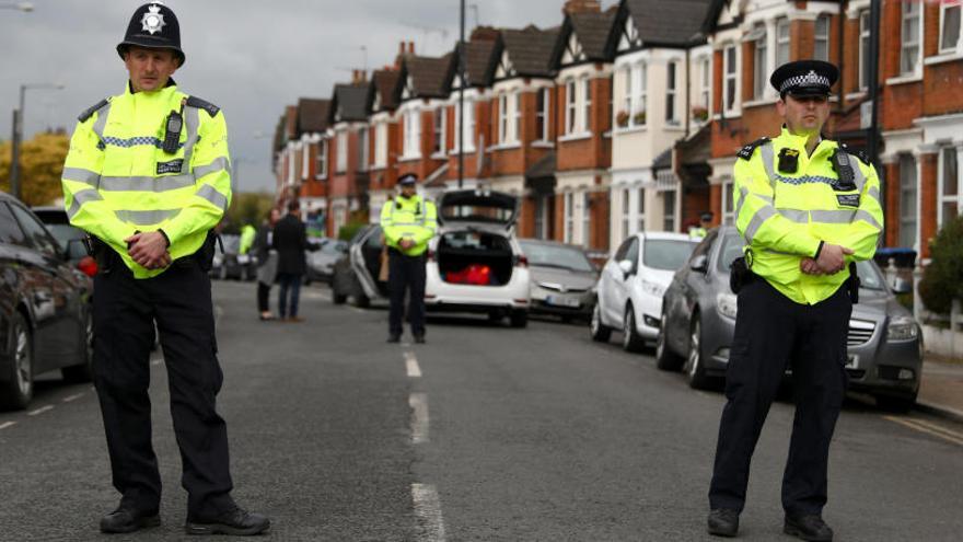 Policías aseguran el lugar de la redada en Londres.