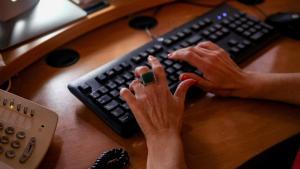 Vuit de cada deu sèniors usen internet per fer gestions