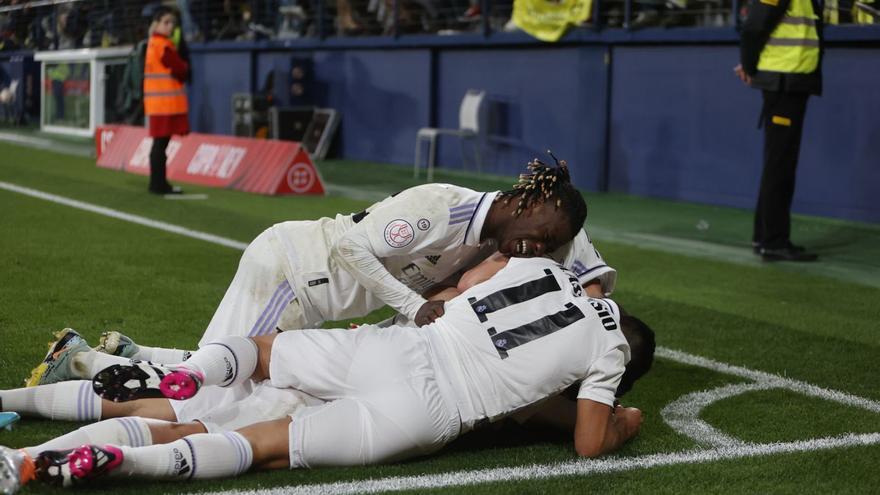 Camavinga, Asensio y Ceballos celebran el gol del triunfo del Madrid en Villarreal. |  // BIEL ALIÑO / EFE