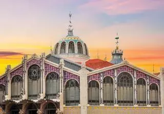 El mercado modernista que parece una catedral y es perfecto para una escapada: tiene cúpulas de 30 metros y más de 300 puestos