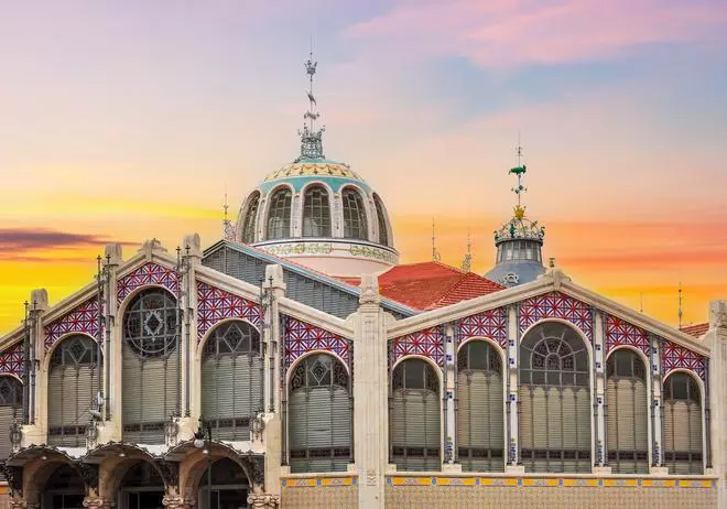 El mercado modernista que parece una catedral y es perfecto para una escapada: tiene cúpulas de 30 metros y más de 300 puestos