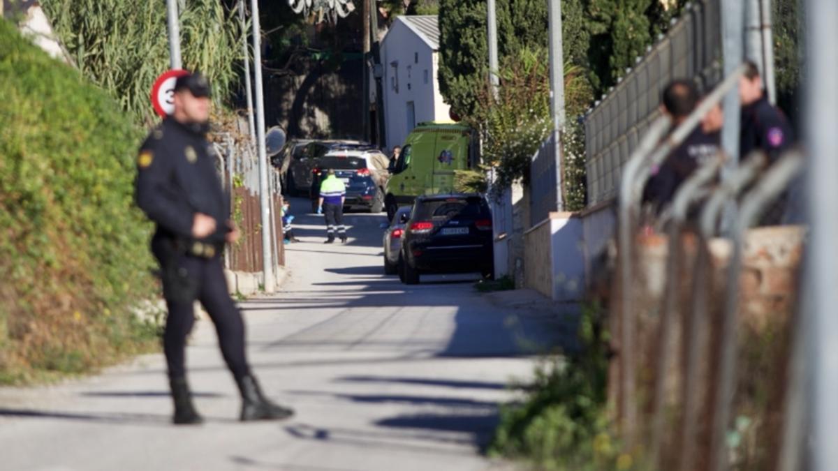 Un hombre se atrinchera en su casa en Murcia y amenaza con matar a su familia.