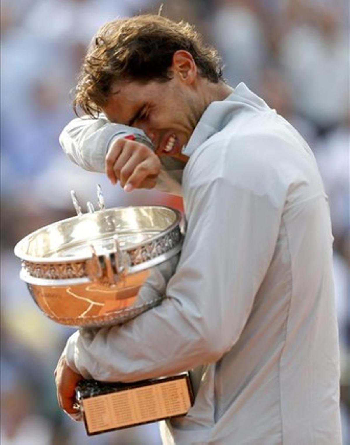 Rafa Nadal llora con el trofeo de Roland Garros entre sus brazos.