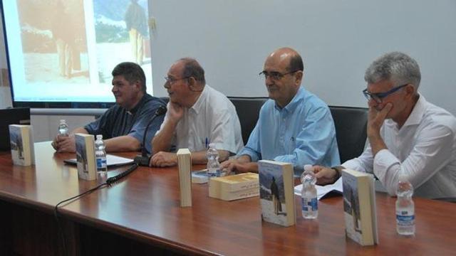 A la izquierda de estas líneas, imagen de la reciente presentación de «Recuerdos del presente»; debajo, las portadas de los volúmenes que recopilan las publicaciones de la mítica revista «Cartas de Tolox».