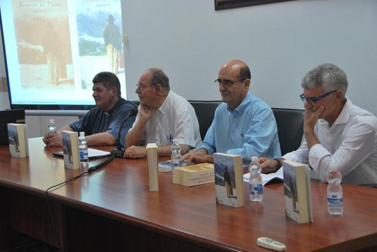 A la izquierda de estas líneas, imagen de la reciente presentación de «Recuerdos del presente»; debajo, las portadas de los volúmenes que recopilan las publicaciones de la mítica revista «Cartas de Tolox».