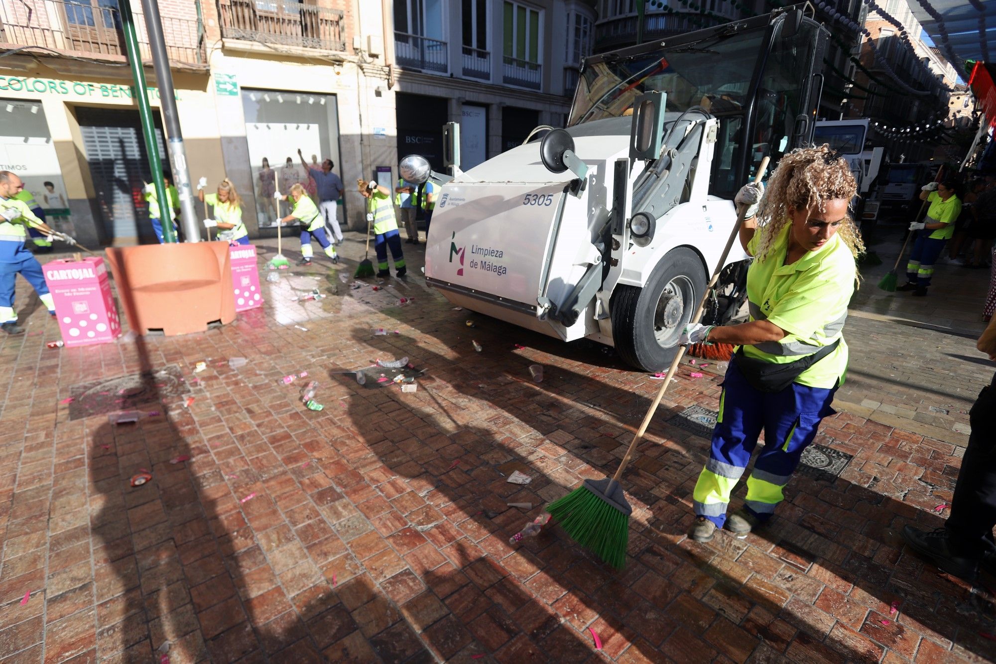 Efectivos de limpieza de Málaga comienzan su trabajo a partir de las 18.00 horas en las calles del Centro