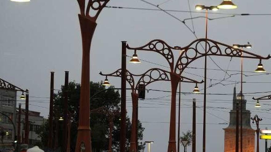 Farolas iluminadas en el entorno de la Torre de Hércules.