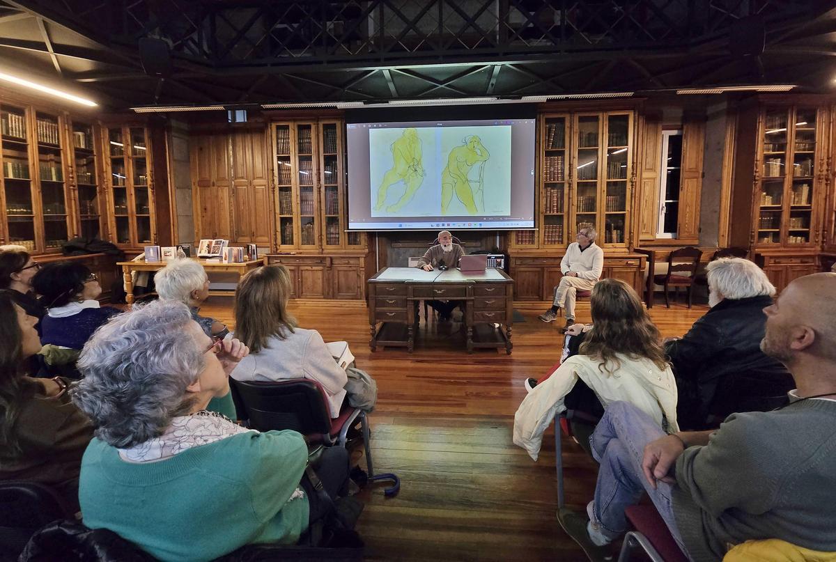 El pintor Nelsol Villalobos mostrando algunas de sus primeras obras en la EMAO