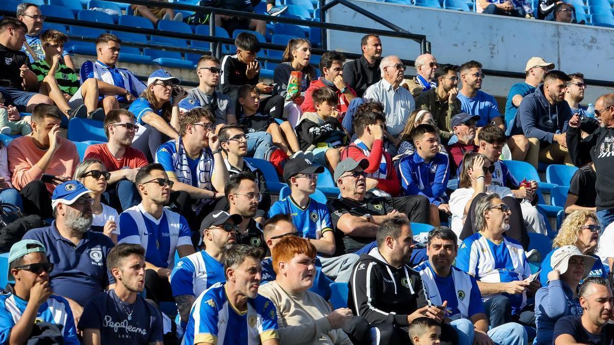 Aspecto de la grada durante el último partido del Hércules en el Rico Pérez, frente al olot.