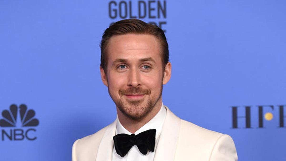 Ryan Gosling con el Globo de Oro 2017 a mejor actor de comedia o musical