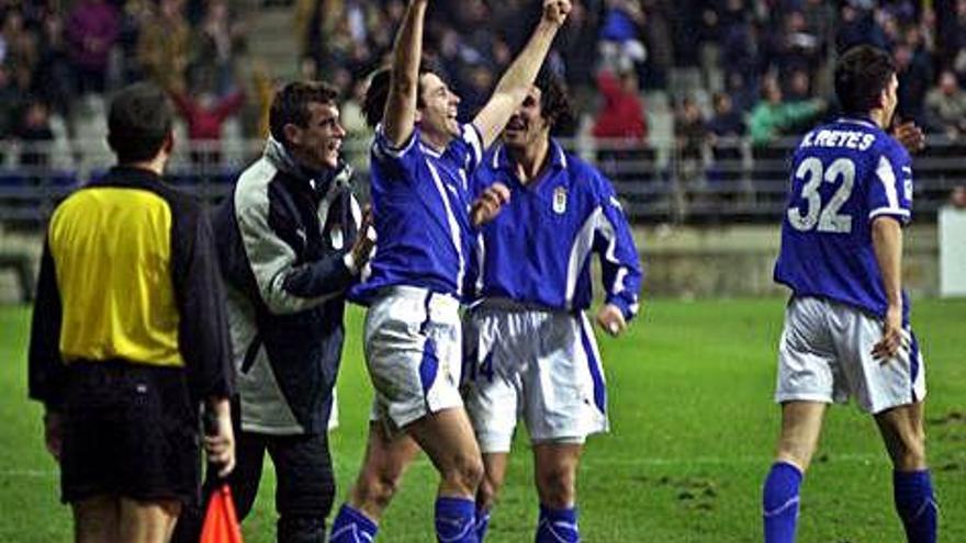 El navarrès celebra amb Tomic i Martinovic un gol.