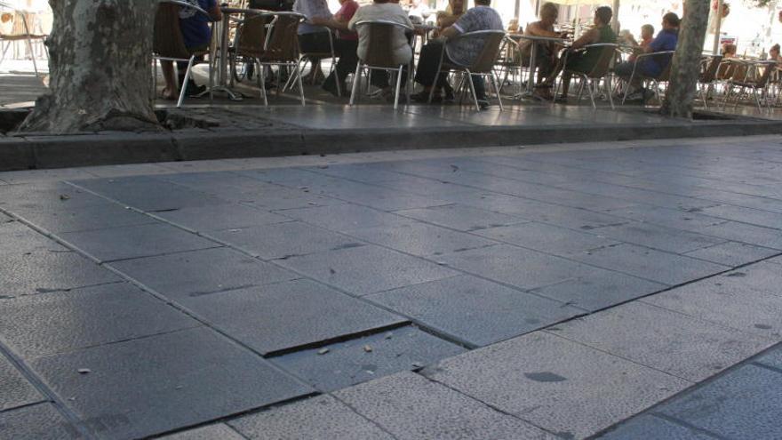 Imatge d&#039;un lateral del passeig de Pere III de Manresa amb rajoles trinxades