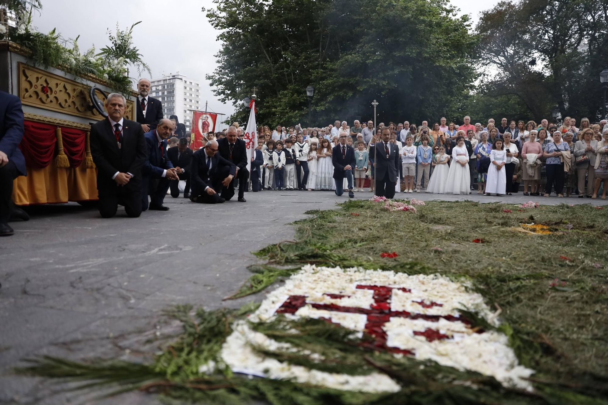Pétalos, incienso, niños... así fue la procesión del Corpus Christi en Gijón (en imágenes)