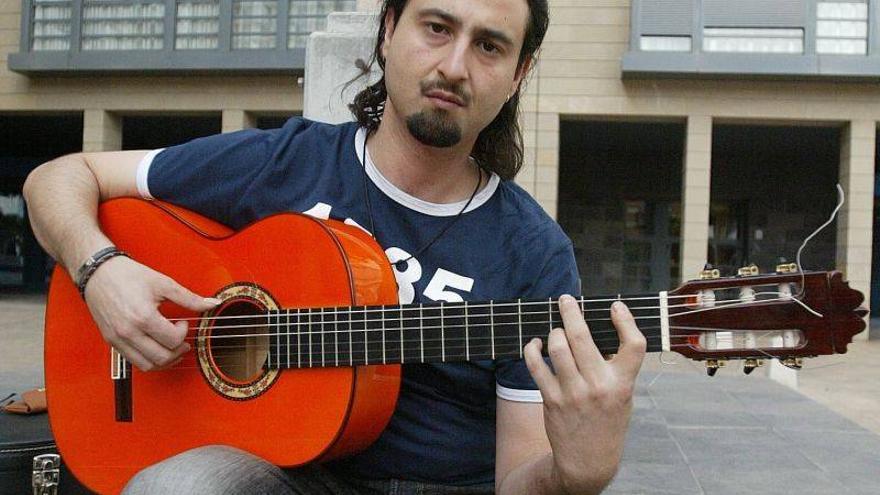 El guitarrista Alejandro Monserrat.