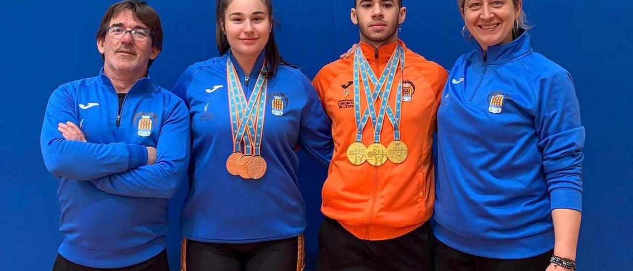 Los medallistas del AC Gandia con sus entrenadores