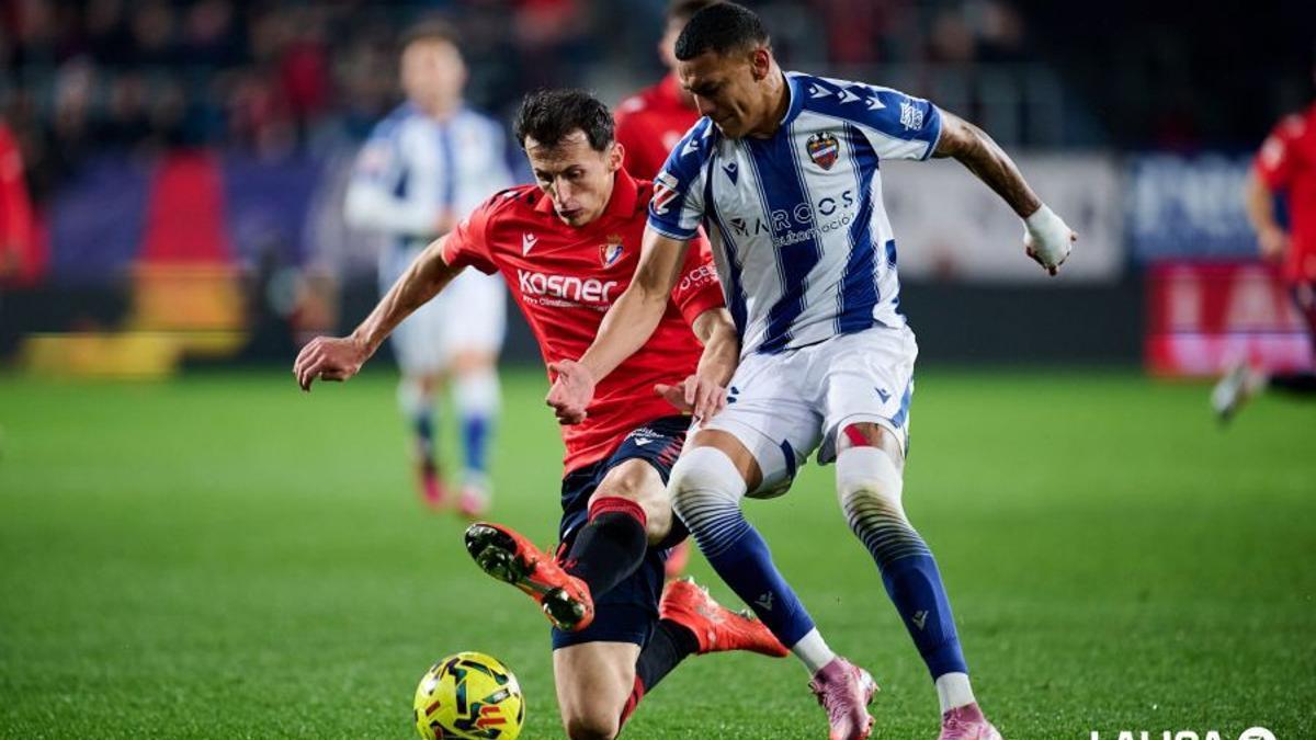 Budimir y Arriaga pugnan por el balón