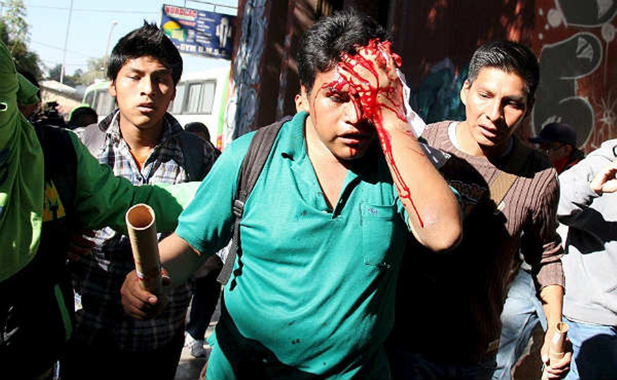 Violentos enfrentamientos en la universidad boliviana de Cochabamba, la Universidad Mayor de San Simón. 