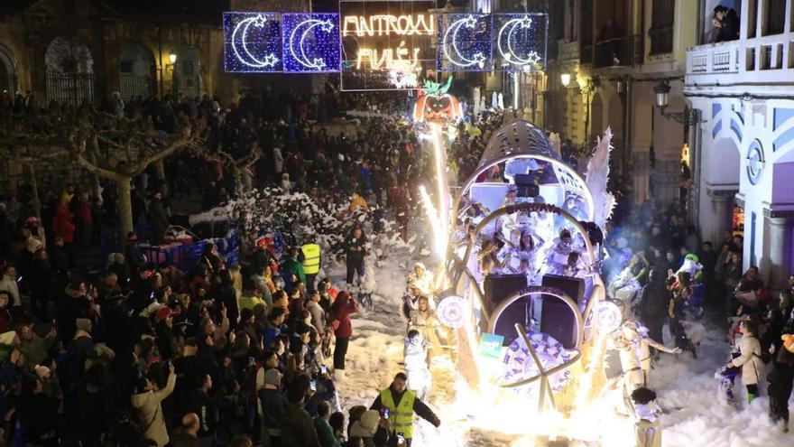Una de las carrozas participantes y público disfrutando de la espuma en la última edición del Descenso de Galiana. | DAVID CABO