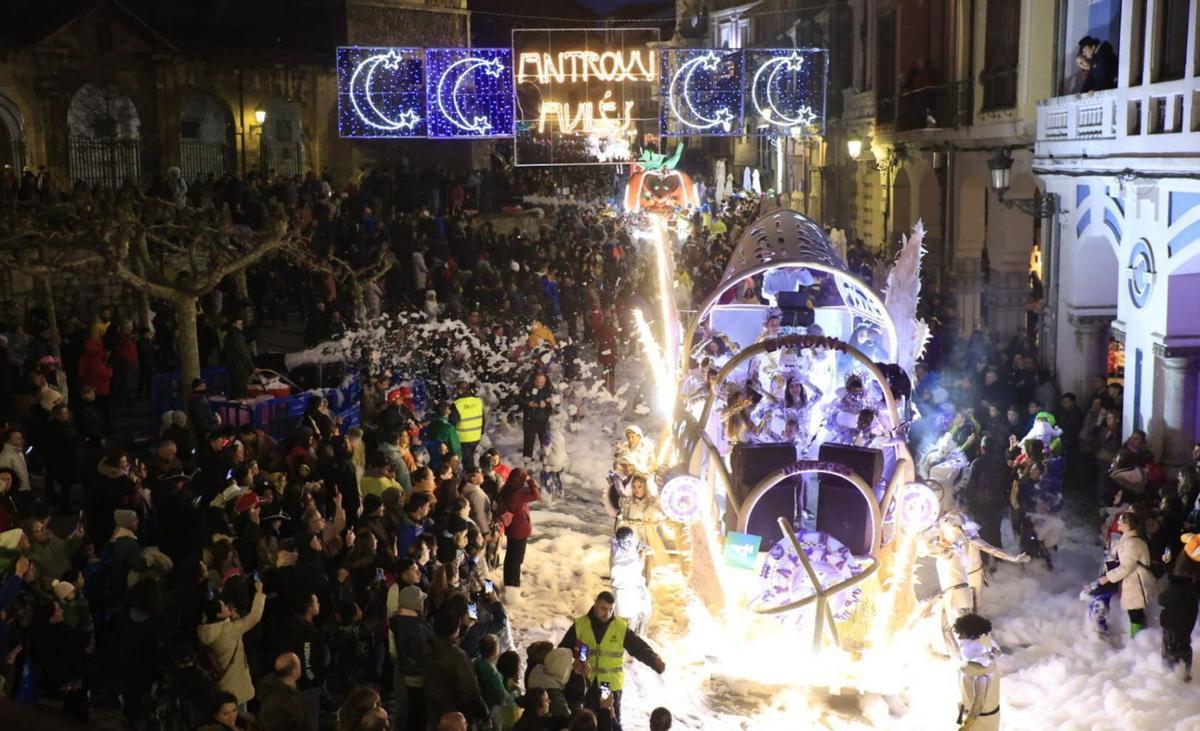 Una de las carrozas participantes y público disfrutando de la espuma en la última edición del Descenso de Galiana. | DAVID CABO