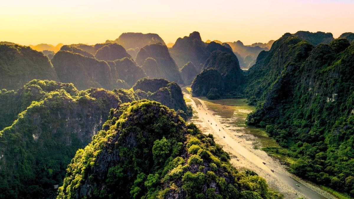 Río que discurre entre las montañas en Ninh Binh.